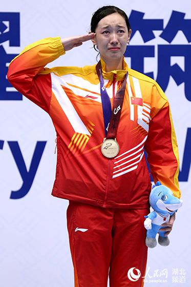 金牌获得者、中国选手孙一文含泪向五星红旗敬军礼。