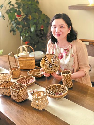 范凌编织了许多精美的竹篮。