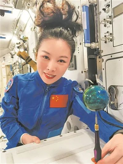 王亚平在开展太空授课。照片由本人提供