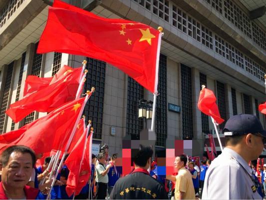 1538306575781219.jpg 现场聚集约800人。(图:台媒)
