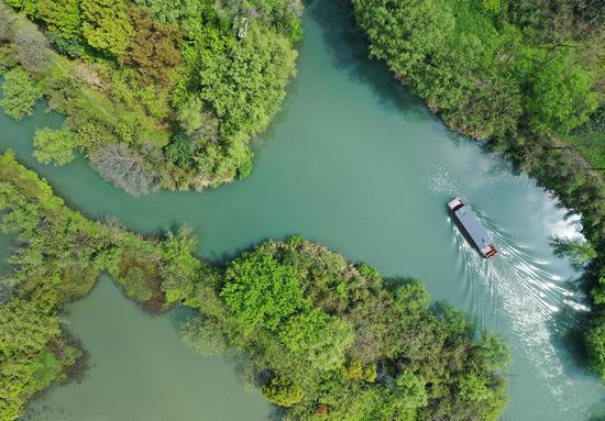 船只在浙江杭州西溪湿地水道上行驶（4月1日摄，无人机照片）。新华社记者 翁忻旸 摄