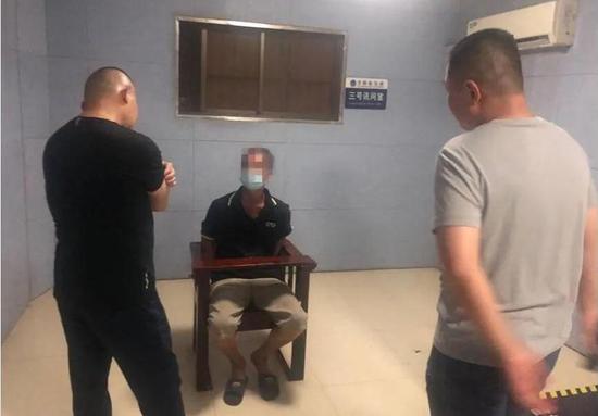 △专案组民警连夜审讯犯罪嫌疑人许某