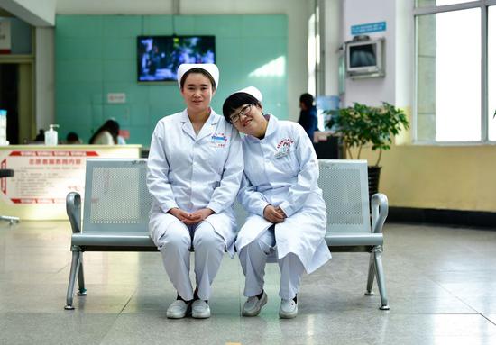 12月16日，海东市第二人民医院护士许国娟（右）与海东市第一人民医院护士刘海婷重逢时拍摄合影。