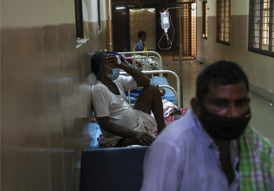 患者床位在医院的走廊上