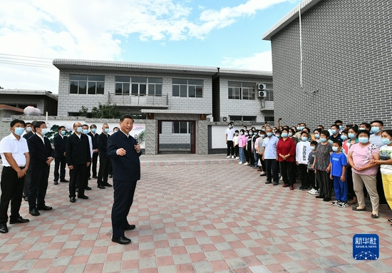 8月23日至24日,中共中央总书记、国家主席、中央军委主席习近平在河北省承德市考察。这是24日下午,习近平在双滦区偏桥子镇大贵口村,同村民亲切交流。新华社记者 谢环驰 摄