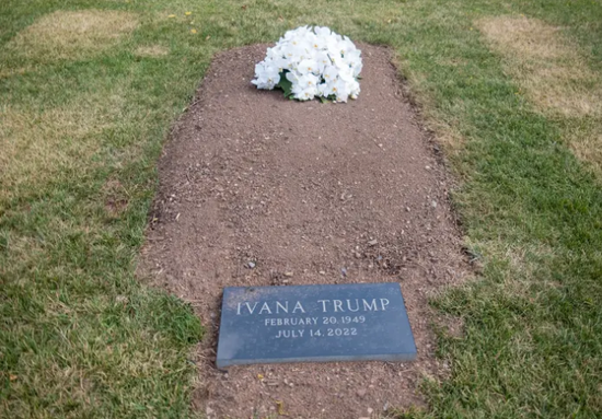 美媒：伊万娜被安葬在特朗普高尔夫球场草坪 墓地放有一束白花
