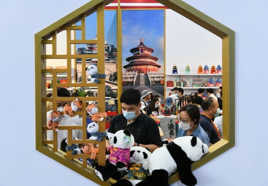 观众在2022年中国国际服务贸易交易会首钢园区的文旅服务专题展区游览购物（2022年9月4日摄）。新华社记者 韩旭 摄