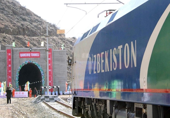一列专列停在乌兹别克斯坦的中亚第一长隧道“安格连-帕普”铁路隧道进口（2016年2月27日摄）。