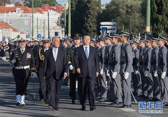  当地时间12月4日，国家主席习近平在里斯本同葡萄牙总统德索萨举行会谈。会谈前，德索萨总统在帝国广场为习近平举行隆重欢迎仪式。 新华社记者李学仁摄