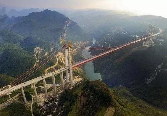  （图：云南宣威市修建的普利特大桥——世界第三高的桥。）