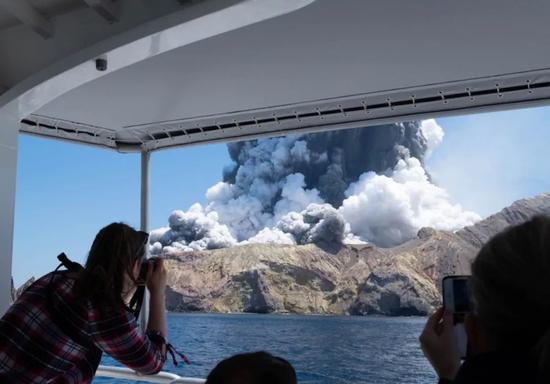 新西兰火山喷发多人死伤 活火山到底能不能参观