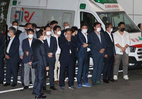 7月10日凌晨，首尔市政府的工作人员和支持者们在首尔大学医院急诊中心前等待首尔市长朴元淳的遗体抵达此处。图源：《中央日报》
