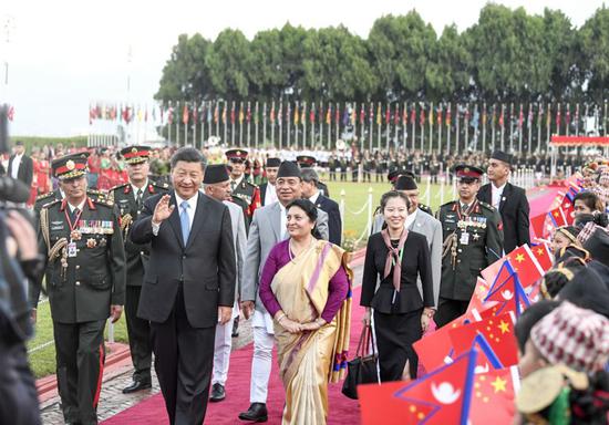 2019年10月12日，国家主席习近平乘专机抵达加德满都，开始对尼泊尔进行国事访问。尼泊尔总统班达里在机场为习近平举行具有浓郁尼泊尔民族特色的欢迎仪式。新华社记者 高洁 摄