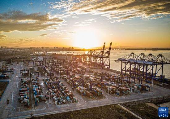 这是在海南洋浦经济开发区拍摄的洋浦国际集装箱码头（5月26日摄，无人机照片）。新华社记者 蒲晓旭 摄