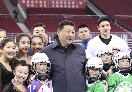 △2017年2月24日，中共中央总书记、国家主席、中央军委主席习近平在北京五棵松体育中心热情勉励青少年冰球和队列滑爱好者们。