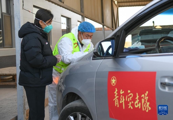 内蒙古自治区阿拉善盟额济纳旗志愿者（右）在登记运送物资信息（2021年11月4日摄）。新华社记者 贝赫 摄