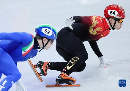 2022年2月5日，在首都体育馆举行的北京2022年冬奥会短道速滑项目混合团体接力决赛中，中国队夺得冠军。这是中国队选手任子威（右）在比赛中。新华社记者 兰红光 摄