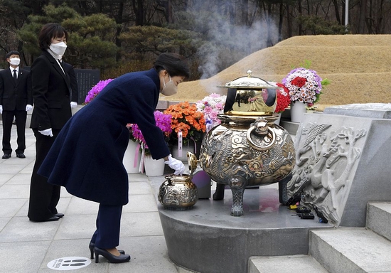 3月24日，朴槿惠前往韩国国立显忠院，参拜父母墓地。（资料图）