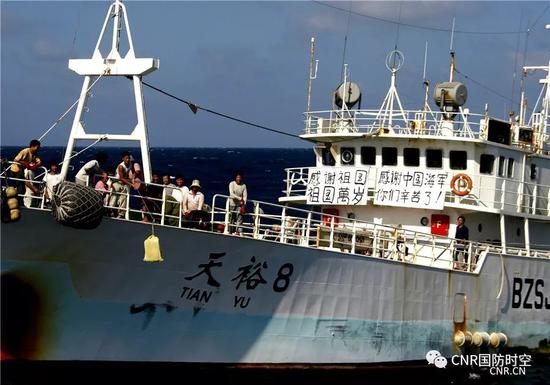 实走首批护航做事期间,海口舰接护“天裕8号”。随海口舰采访央广记者孙利摄影