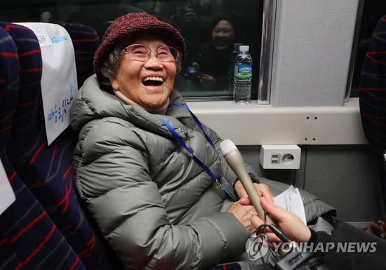 赴朝参添仪式的离散家属老奶奶喜悦不已(韩联社)