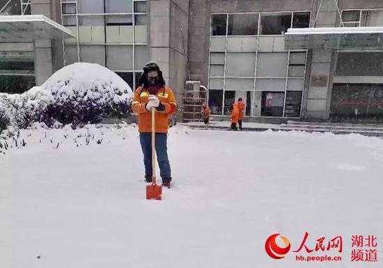 罗先平同事无意拍下他铲雪的照片