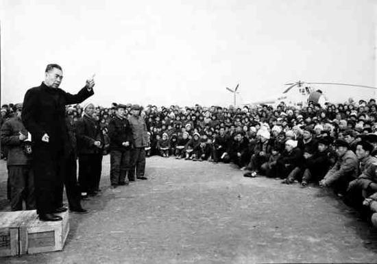 △1966年邢台大地震，周总理对灾民发表讲话。