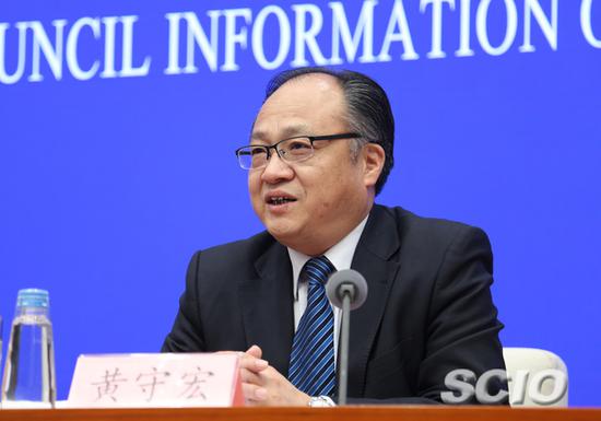  《政府工作报告》起草组负责人、国务院研究室主任黄守宏