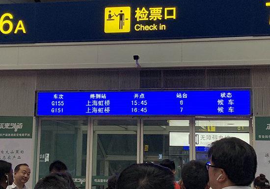 京沪高铁晚点:京沪高铁沿线列车晚点:部分旅客滞留北京南站 图片拍摄:唐俊
