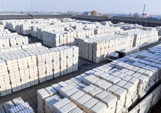  �½���³ľ������վ�ڣ�������Ա��ʻ�泵����Ƥ�޽�����š�&nbsp; ��������� ���� ��