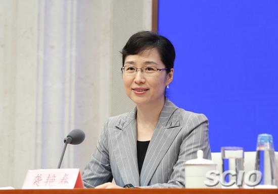 国新办新闻发布会 国新办新闻局副局长、新闻发言人袭艳春(张馨 摄)