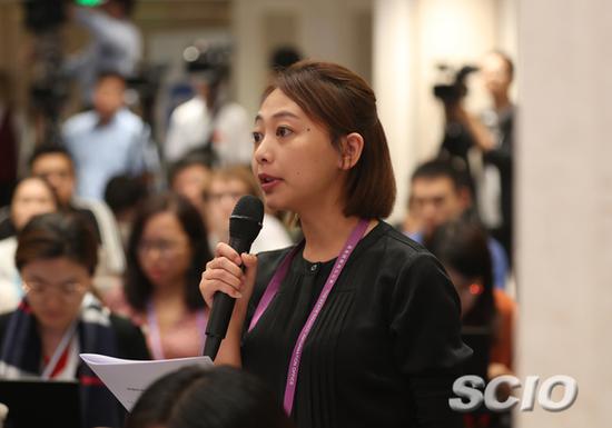 国新办新闻发布会 凤凰卫视记者提问(焦非 摄)