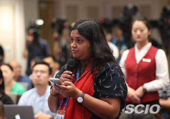 国新办新闻发布会 路透社记者提问(焦非 摄)