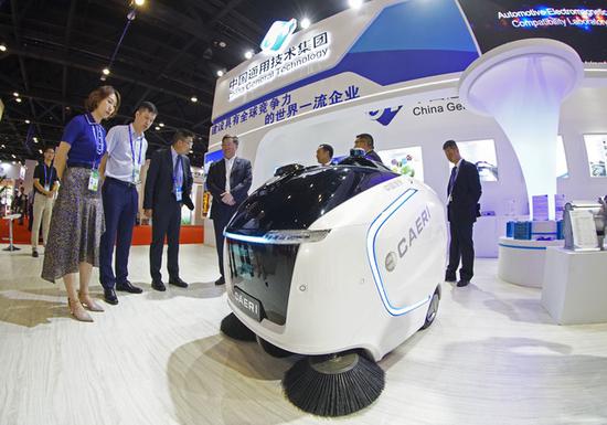 客商在了解一台智能扫地机器人。     广西日报-广西云客户端记者 周军/摄 
