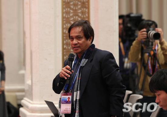 十一届四中全会 美国全国广播公司记者提问(赵一帆 摄)