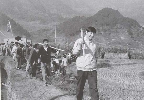 图说：1989年12月2日，带领地直机关干部到福建宁德市参加义务劳动。资料图片