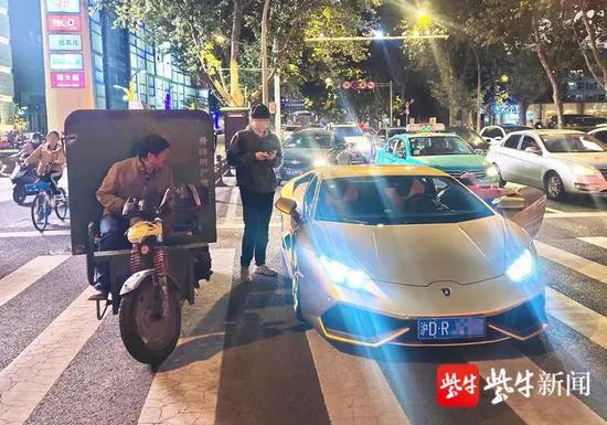 环卫车撞上兰博基尼损失超10万 结果…