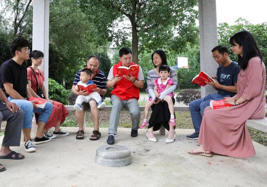 2020年7月4日，在浙江省长兴县小浦镇中山村的法治长廊里，党员志愿者为村民宣讲民法典。新华社记者 徐昱 摄