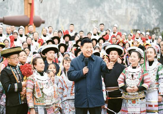  2021年2月3日至5日，中共中央总书记、国家主席、中央军委主席习近平来到贵州考察调研，看望慰问各族干部群众，向全国各族人民致以美好的新春祝福。这是3日下午，习近平在毕节市黔西县新仁苗族乡化屋村文化广场上，向全国各族人民、港澳台同胞和海外侨胞拜年。 新华社记者 谢环驰/摄