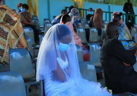 卢旺达夫妇违规举办婚礼 新婚夜被关露天体育场