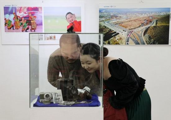 2019年2月23日，在蒙古国首都乌兰巴托，观众们参观中蒙建交70周年“历史的足迹”图片展。