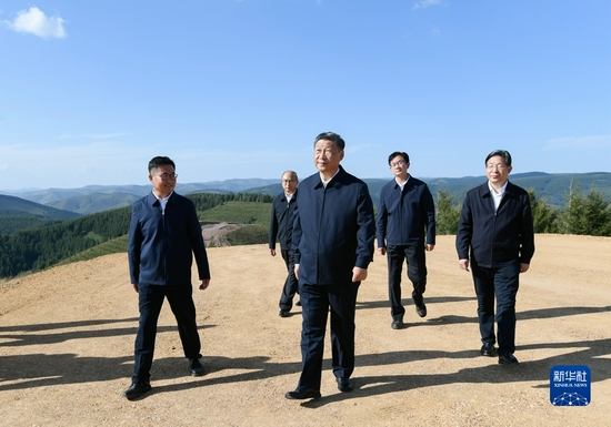 8月23日至24日,中共中央总书记、国家主席、中央军委主席习近平在河北省承德市考察。这是23日下午,习近平在塞罕坝机械林场月亮山考察。新华社记者 李学仁 摄