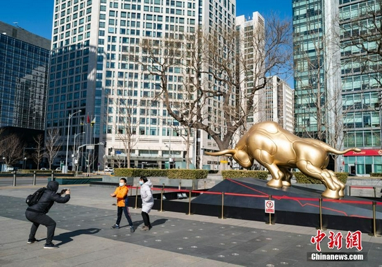 2021年2月16日,坐落于北京市金融街的一尊"金牛"雕塑吸引过往市民驻足