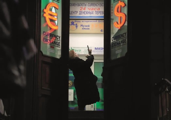 2月25日，俄罗斯圣彼得堡，人们排队从俄罗斯联邦储蓄银行的ATM机中取钱。图/人民视觉