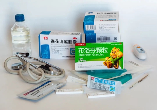 2022年11月25日，河北省保定市，市民展示家庭自备药箱。图/IC photo