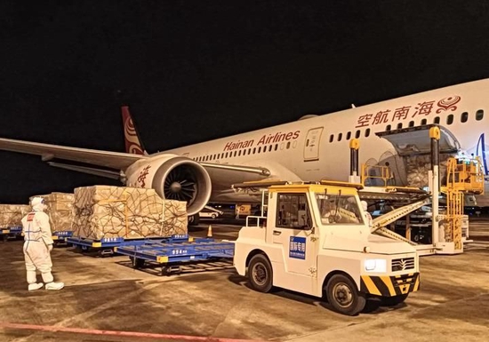 11月24日，海口美兰国际机场的工作人员在停机坪装运货物。次日凌晨，海口—法兰克福客改货定期洲际航线正式恢复。新华社发