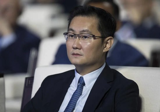 马化腾：一年前以为上了AI的船，结果发现漏水了，AI线路要结合自身优势稳扎稳打，不能乱抢地盘