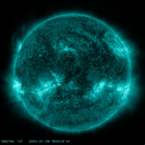  1月9日X1.9级耀斑的极紫外观测图像，左侧的闪光即为耀斑爆发，图片来源：NASA