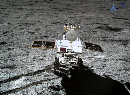 嫦娥四号着陆器地形地貌相机对玉兔二号巡视器成像。国家航天局供图
