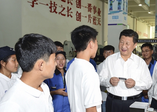 △2015年6月17日，习近平总书记在贵州省机械工业学校实训基地考察。