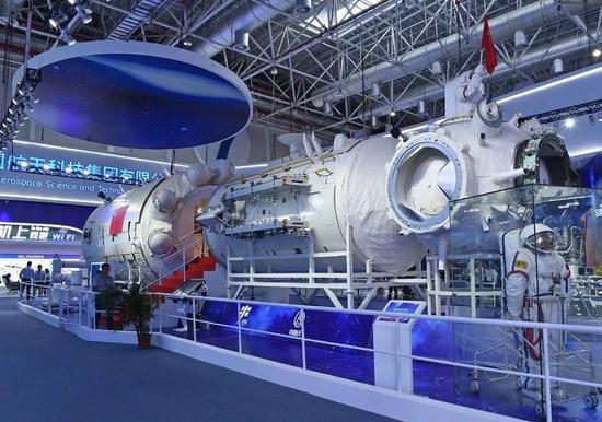 ▲珠海航展上展示的中国空间站核心舱(新华社)